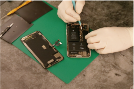 iPhoneを分解している様子