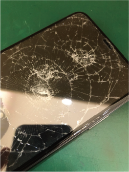 割れたiPhone画面